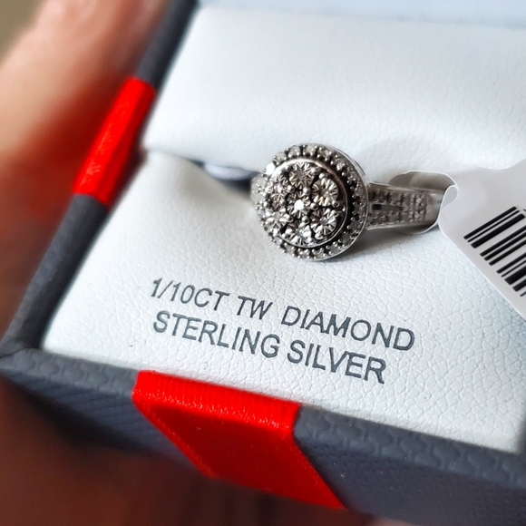 1/10th Carat Diamond ring - Picture 2 of 3